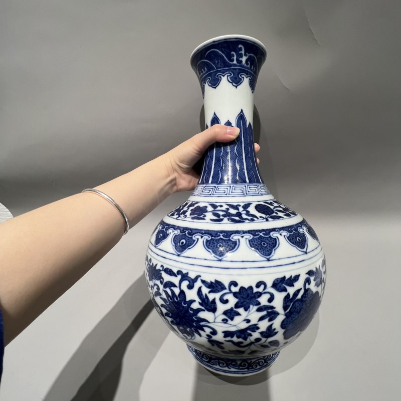 清宣统 青花缠枝莲纹赏瓶 - 图3
