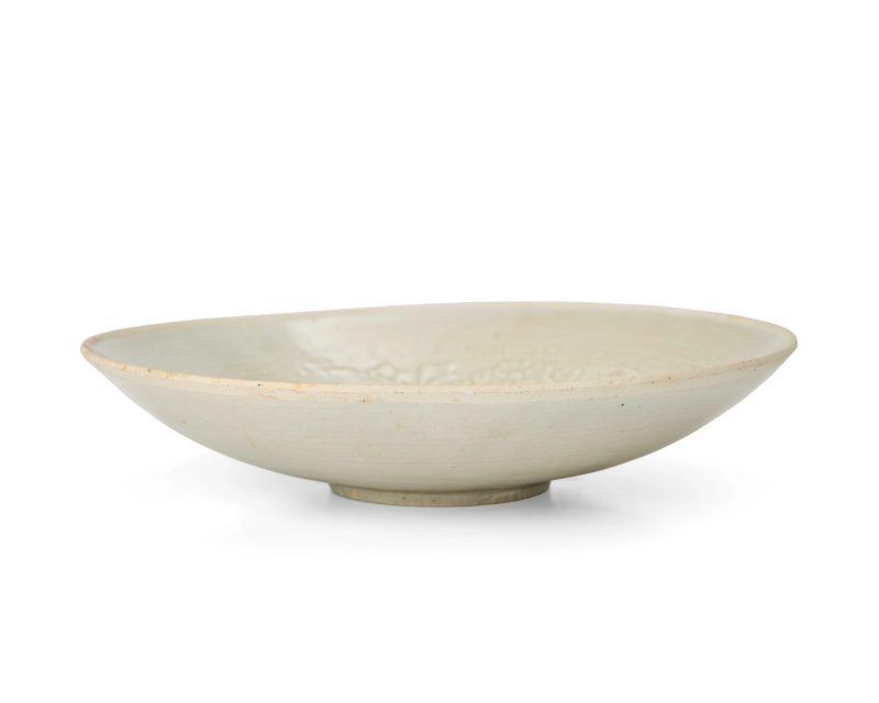 宋 影青釉模印鳳凰牡丹紋碗 | A Chinese yingqing-glazed moulded dish - 图2