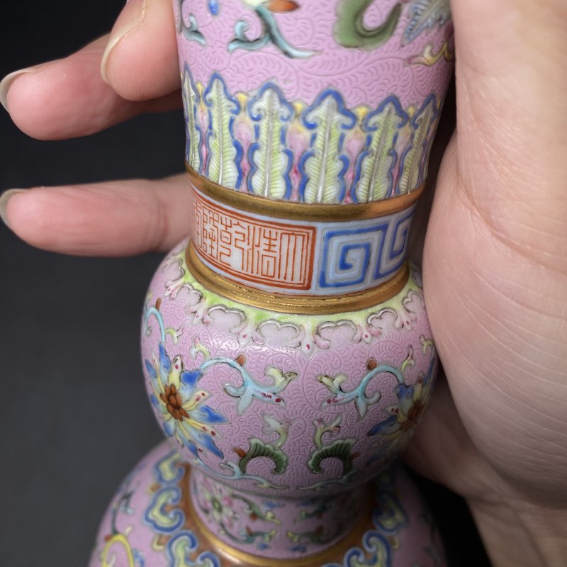 清乾隆 御制宫粉地轧道洋彩缠枝莲托八吉祥纹花觚一对 - 图33