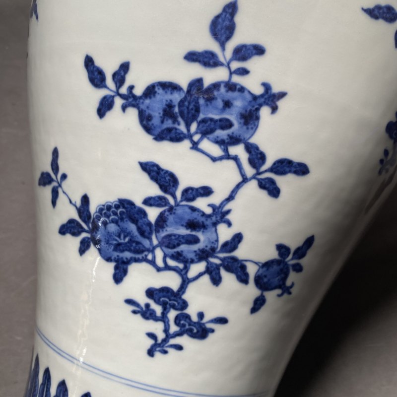 清乾隆 青花折枝花果纹梅瓶 - 图25