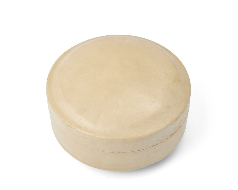 宋/金 磁州窯風格白釉蓋盒 | A Chinese Cizhou-type seal paste box and cover - 图1