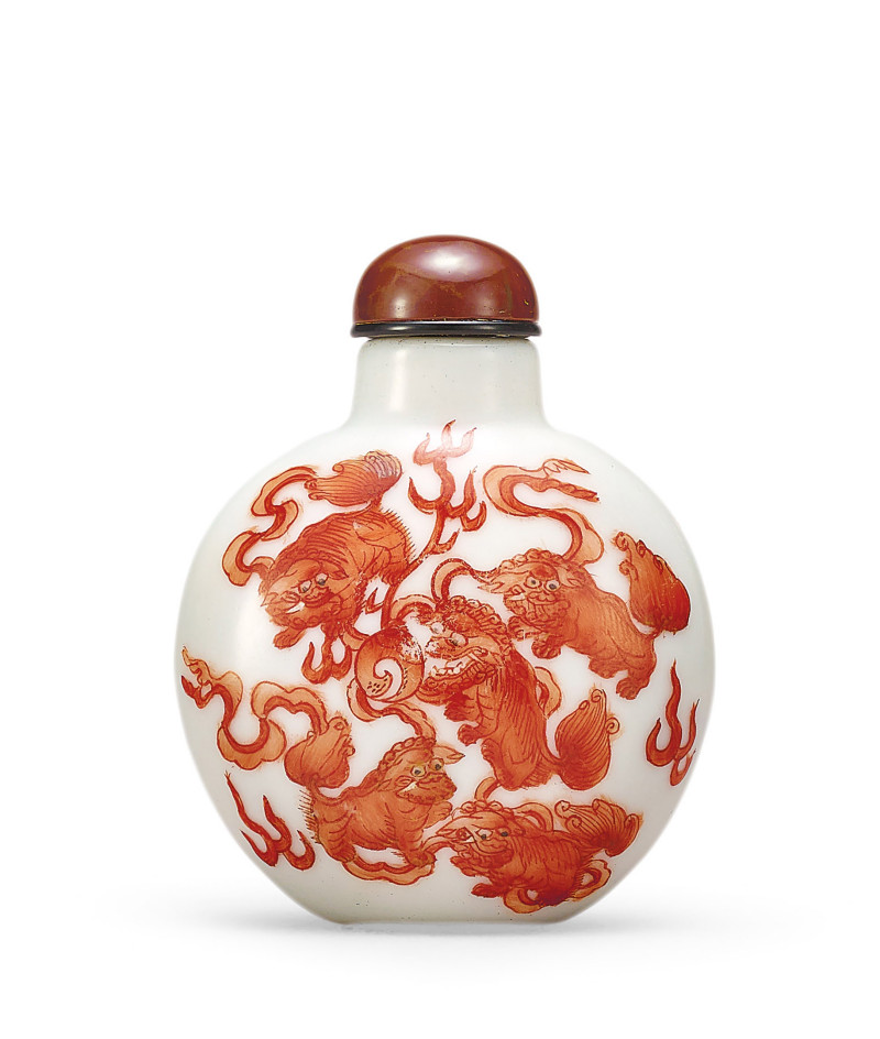 清道光  白地礬紅彩九獅圖鼻煙壺 - 图2