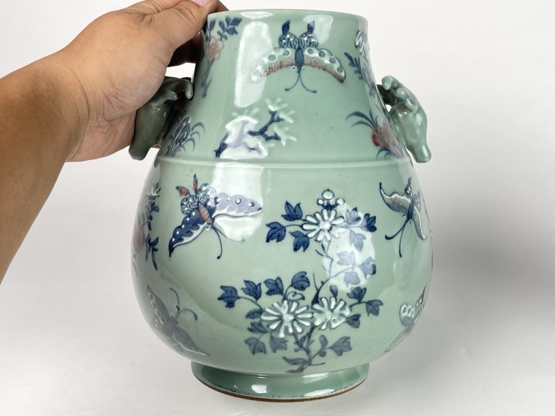 清乾隆 豆青釉青花釉里红蝶恋花纹鹿头尊 - 图4