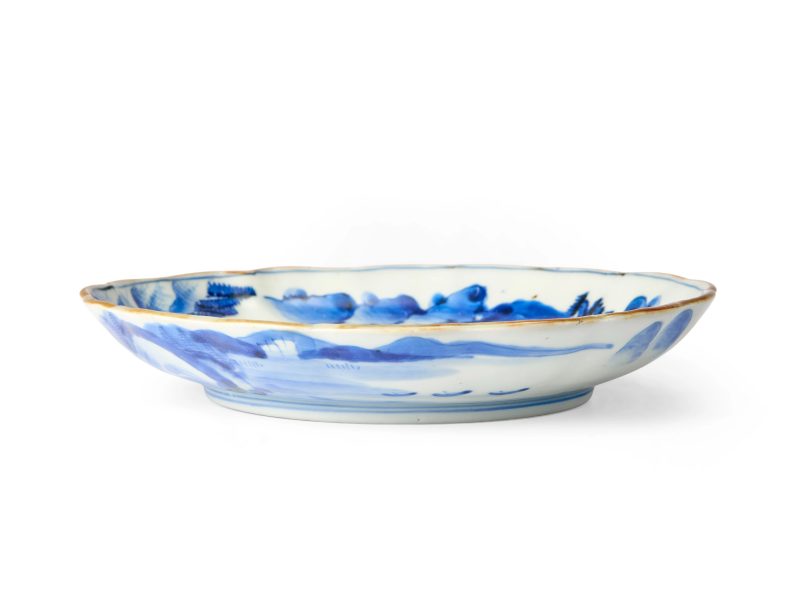 A Japanese Arita blue and white floral-rimmed dish - 图2
