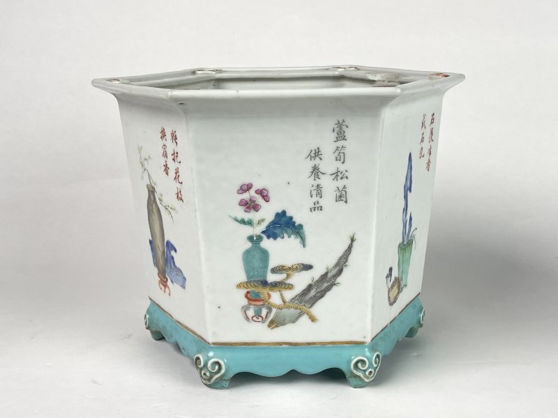 清中期 粉彩博古清宫图六方花盆 - 图2