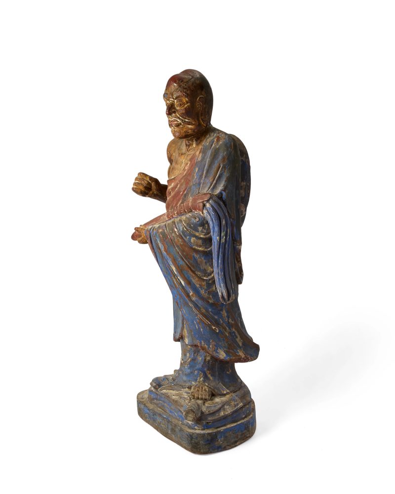 明晚期十六十七世紀 大型木胎漆彩羅漢像 | A large Chinese lacquered wood figure of a luohan - 图2