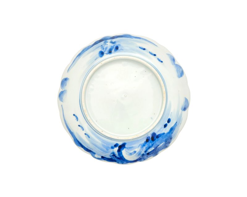 A Japanese Arita blue and white floral-rimmed dish - 图3