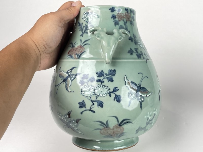 清乾隆 豆青釉青花釉里红蝶恋花纹鹿头尊 - 图5
