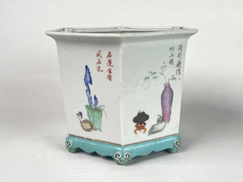 清中期 粉彩博古清宫图六方花盆 - 图3
