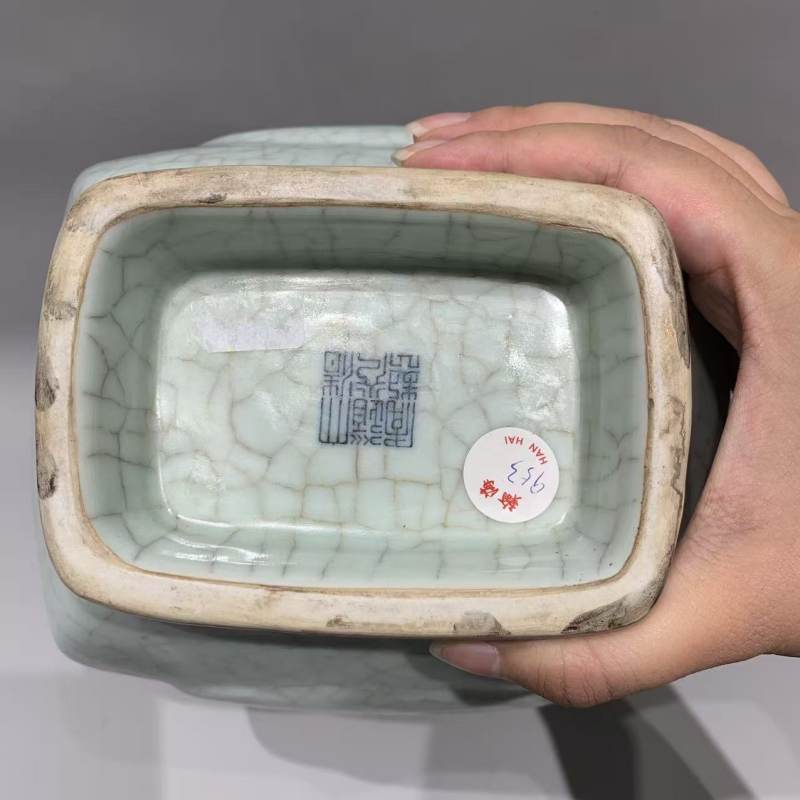 清道光 仿官釉杏园贯耳瓶 - 图7