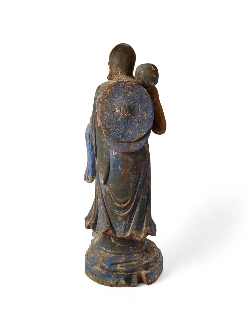 明晚期十六十七世紀 大型木胎漆彩羅漢像 | A large Chinese lacquered wood figure of a luohan - 图3