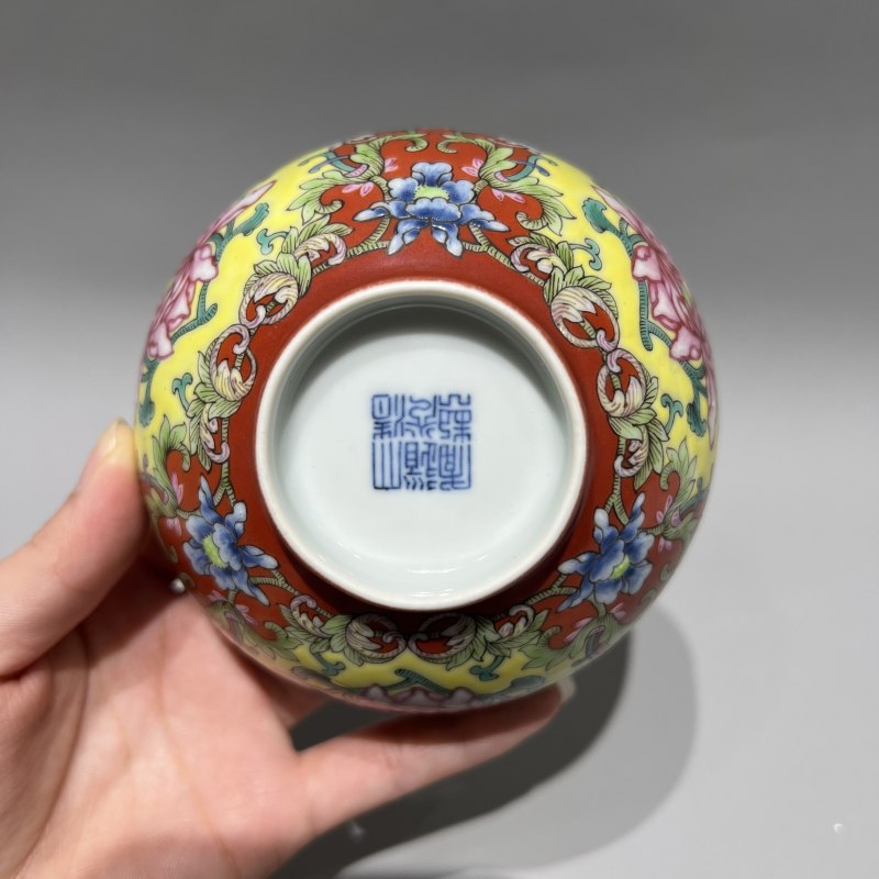 清道光 珊瑚红地开光洋彩花卉纹碗 - 图8