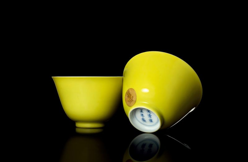 清雍正 御制柠檬黄釉仰钟杯一对（其中一只口沿短冲） - 图3