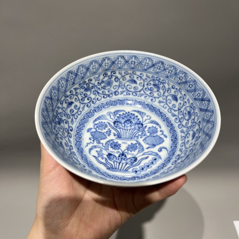 清道光 仿永乐青花苜蓿花纹碗 - 图4