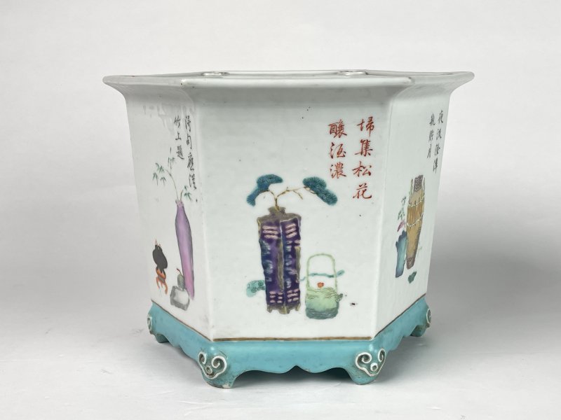 清中期 粉彩博古清宫图六方花盆 - 图4