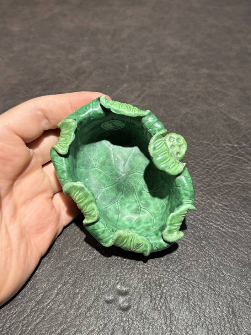 清 青釉荷叶水盂 - 图2
