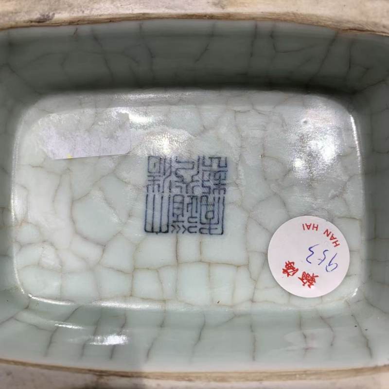 清道光 仿官釉杏园贯耳瓶 - 图8