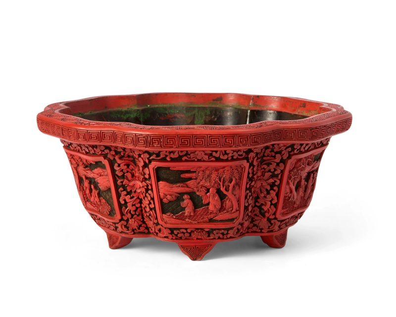 清十九/二十世紀 描漆雕人物園景圖紋六方花盆 | A Chinese carved two-colour lacquer hexagonal floriform jardiniere