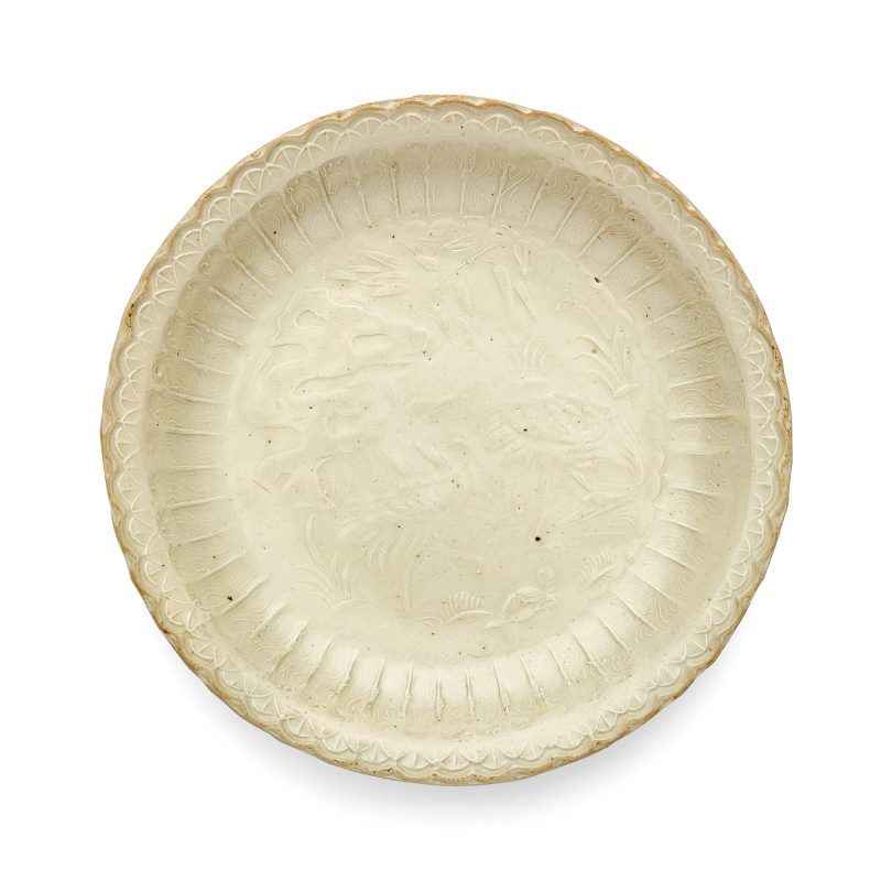 金 定窯白釉模「龜鶴遐壽」紋花口盤 | A rare Chinese Ding moulded 'cranes and tortoise' dish - 图1