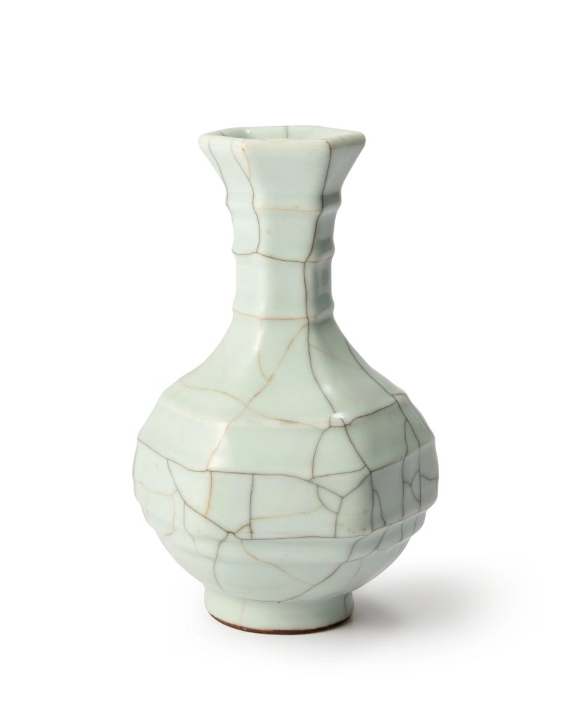 清 仿官窯弦紋六方瓶 | A Chinese Guan-type hexagonal bottle vase - 图1