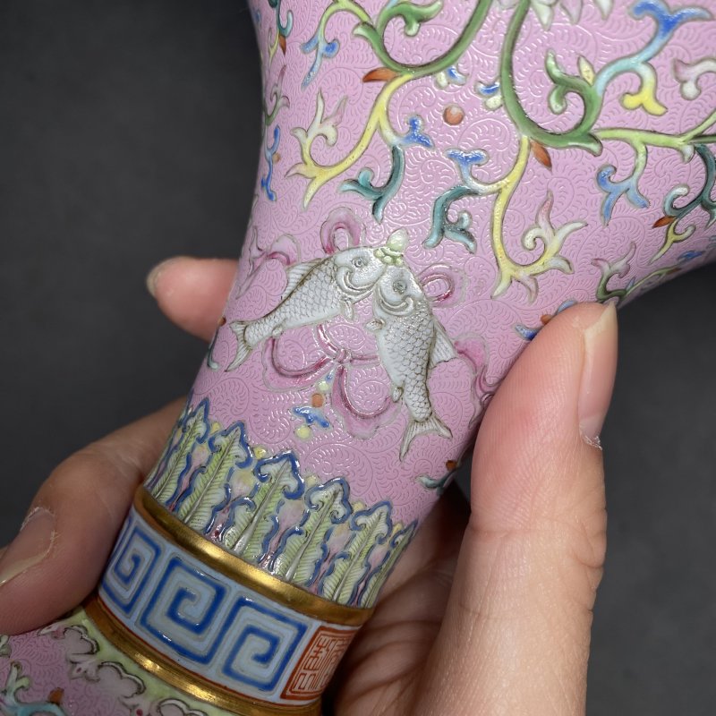清乾隆 御制宫粉地轧道洋彩缠枝莲托八吉祥纹花觚一对 - 图36