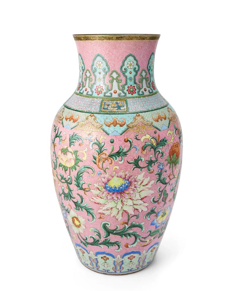 清乾隆/嘉慶 粉地洋彩洋花大瓶 | A rare and magnificent Chinese 'yangcai' famille rose baluster vase of massive proportions - 图2
