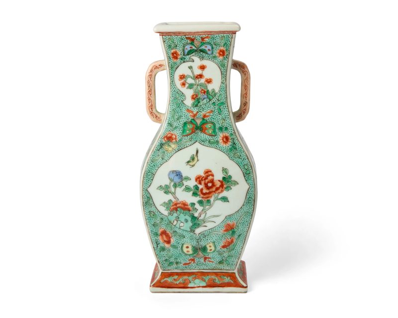 二十世紀 五彩「蝶戀花」紋四方雙耳瓶 | A Chinese famille verte rectangular-section vase
