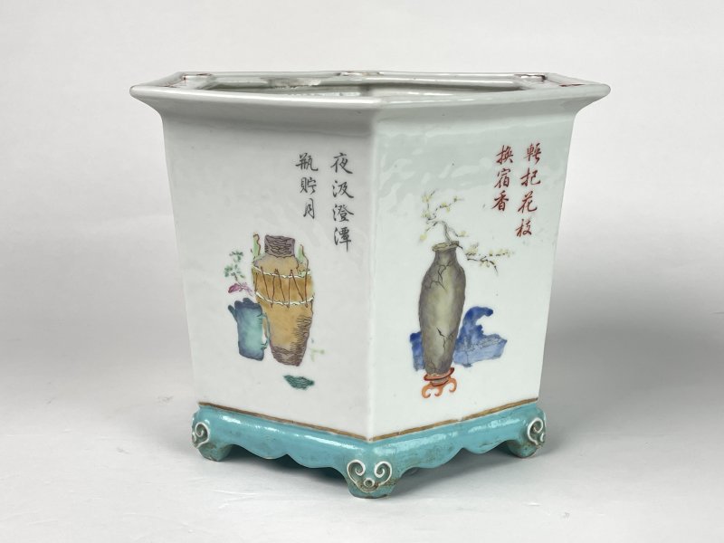 清中期 粉彩博古清宫图六方花盆 - 图5