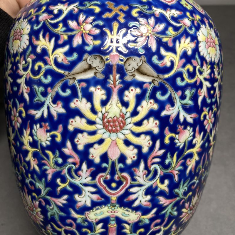 清道光 蓝地粉彩年年吉庆纹灯笼尊 - 图27
