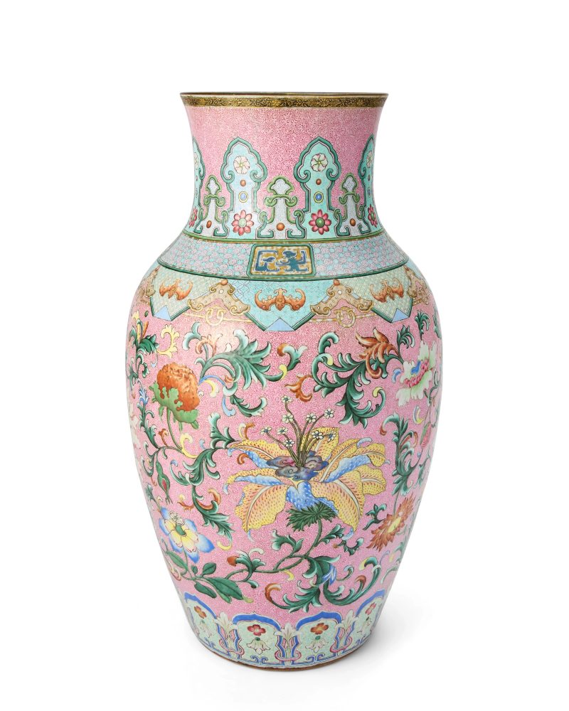 清乾隆/嘉慶 粉地洋彩洋花大瓶 | A rare and magnificent Chinese 'yangcai' famille rose baluster vase of massive proportions - 图3