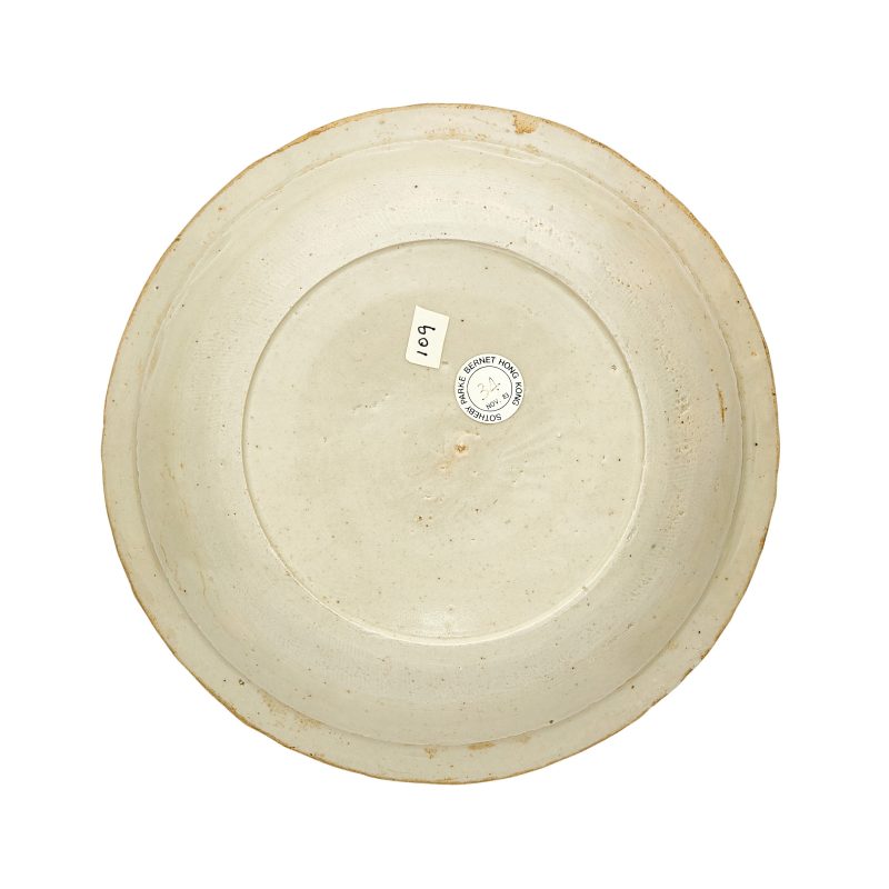 金 定窯白釉模「龜鶴遐壽」紋花口盤 | A rare Chinese Ding moulded 'cranes and tortoise' dish - 图2