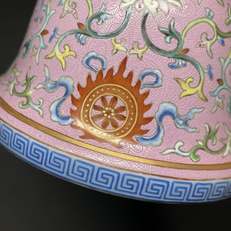 清乾隆 御制宫粉地轧道洋彩缠枝莲托八吉祥纹花觚一对 - 图37