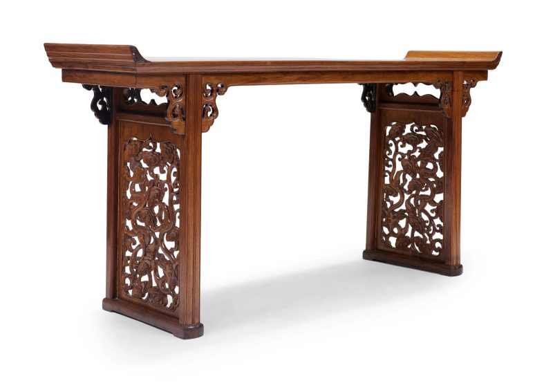 清十九世紀 黃花梨雕螭龍紋翹頭案 | A rare Chinese huanghuali trestle leg altar table, qiaotou'an - 图2