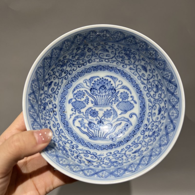 清道光 仿永乐青花苜蓿花纹碗 - 图6