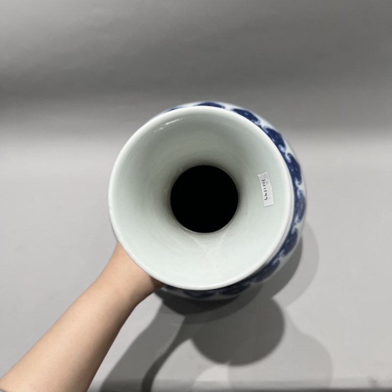 清宣统 青花缠枝莲纹赏瓶 - 图8