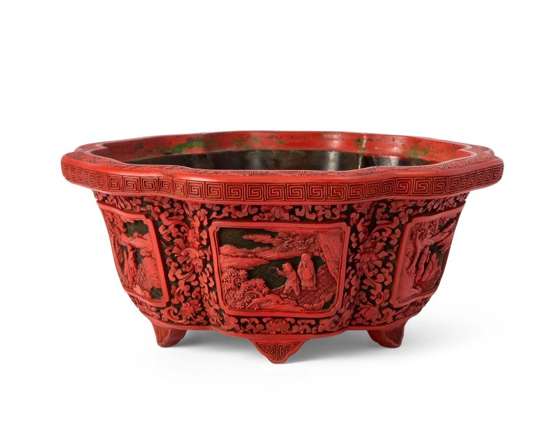 清十九/二十世紀 描漆雕人物園景圖紋六方花盆 | A Chinese carved two-colour lacquer hexagonal floriform jardiniere - 图2