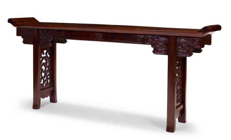 清十八世紀 黃花梨及硬木翹頭案 | A Chinese huanghuali and hardwood trestle altar table, qiaotou-an - 图2