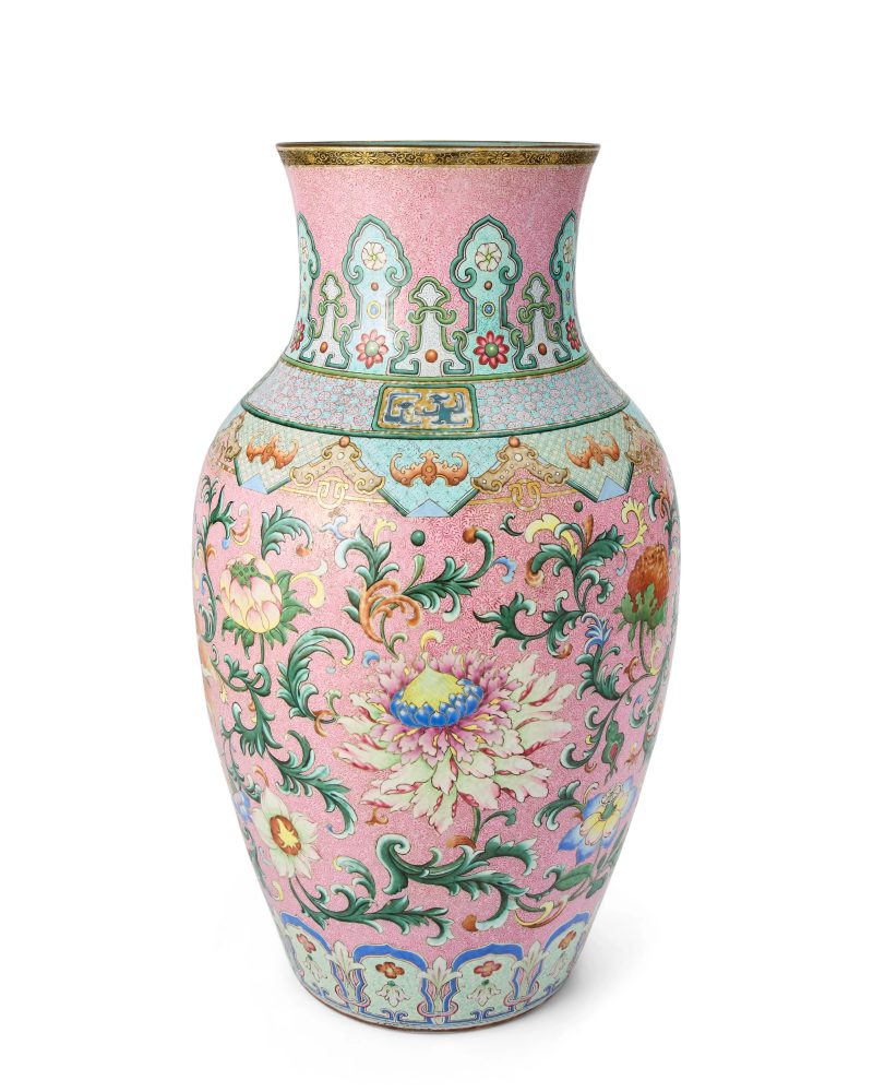 清乾隆/嘉慶 粉地洋彩洋花大瓶 | A rare and magnificent Chinese 'yangcai' famille rose baluster vase of massive proportions - 图4