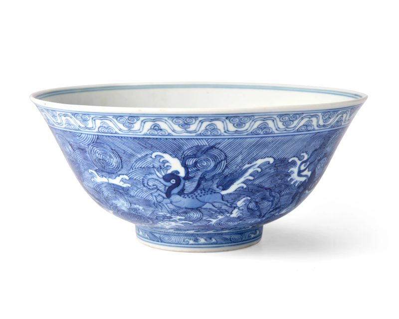 清道光 青花「海獸魚濤」紋碗，青花篆書「大清道光年製」款 | A Chinese blue and white 'sea beasts' bowl - 图1