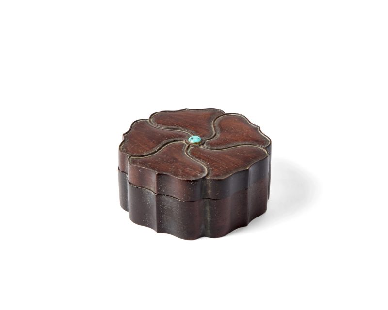 清十八/十九世紀 紫檀嵌綠松石花形蓋盒 | A Chinese zitan turquoise-inlaid 'floral' scholar's box and cover - 图1