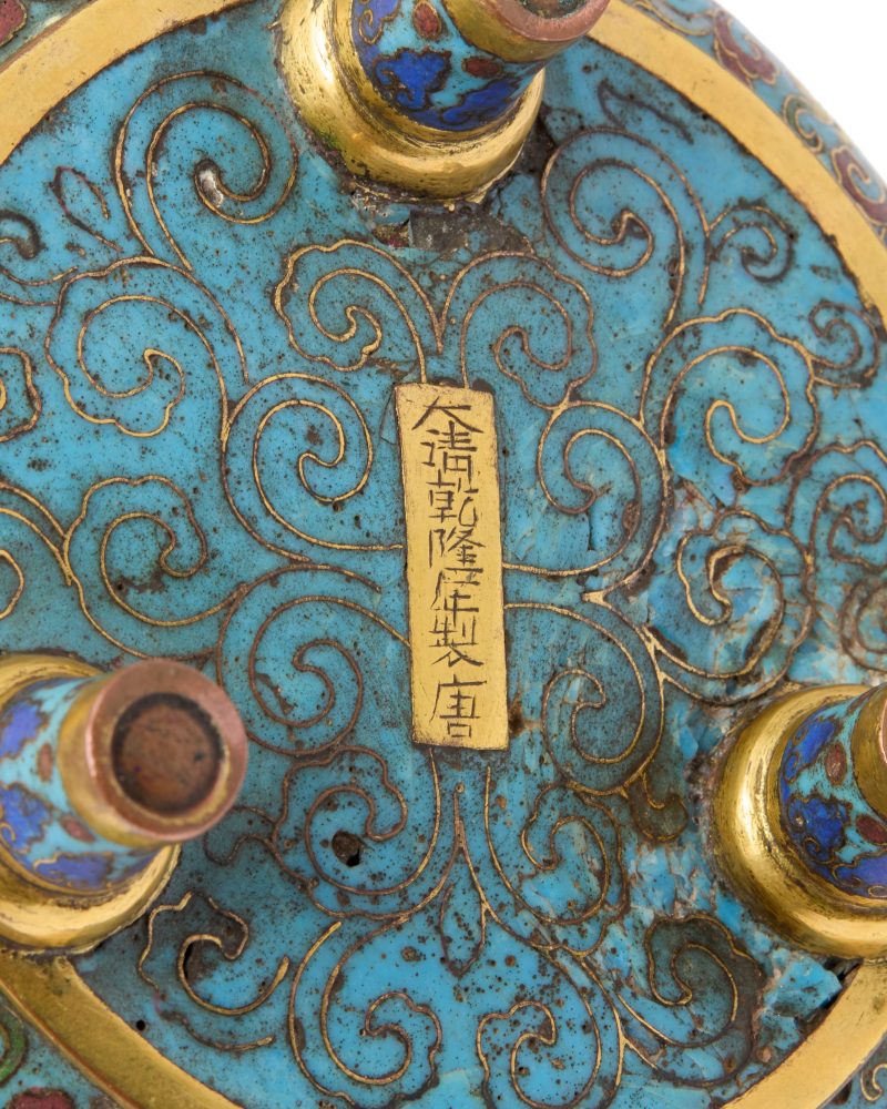 清乾隆 銅胎掐絲琺琅纏枝蓮紋象鈕三足爐，「大清乾隆年製 唐」款 | A rare Chinese cloisonné enamel tripod 'lotus' incense burner - 图2