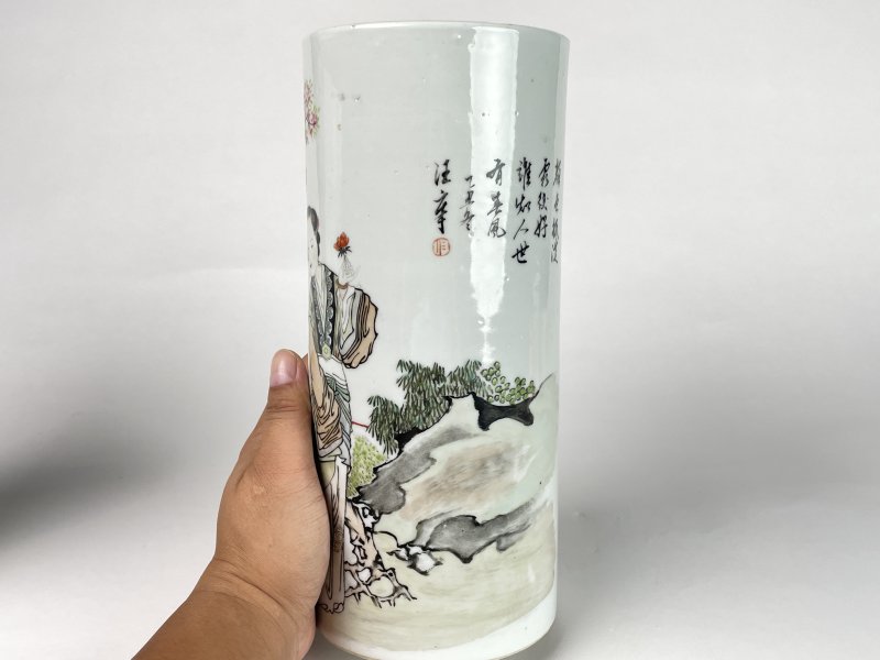 清晚期 汪章款浅降彩人物诗文帽筒一对 - 图4