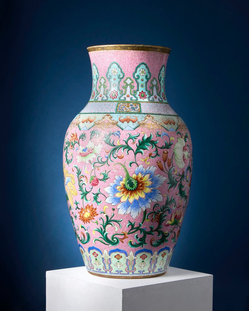 清乾隆/嘉慶 粉地洋彩洋花大瓶 | A rare and magnificent Chinese 'yangcai' famille rose baluster vase of massive proportions - 图6