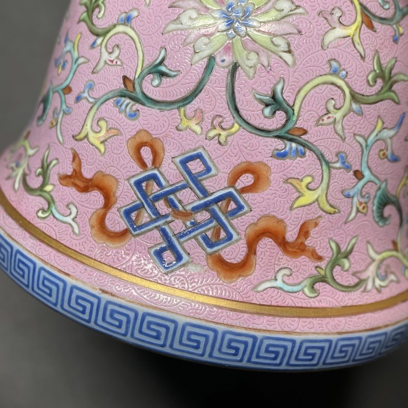 清乾隆 御制宫粉地轧道洋彩缠枝莲托八吉祥纹花觚一对 - 图39
