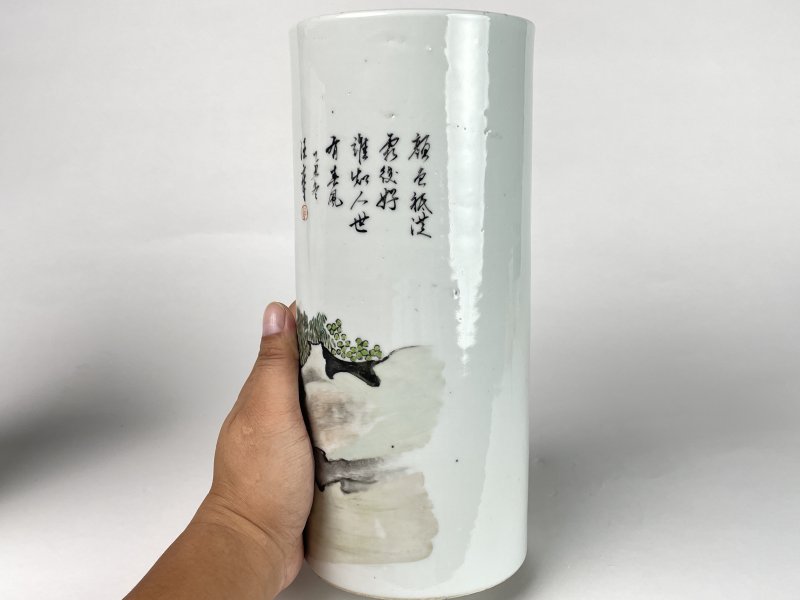 清晚期 汪章款浅降彩人物诗文帽筒一对 - 图5