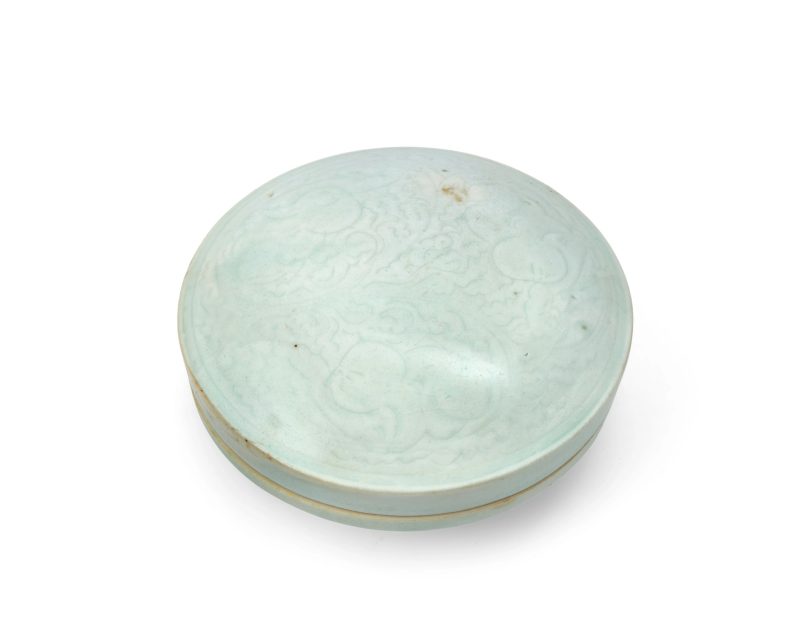 宋 青白釉暗刻嬰戲紋蓋盒 | A Chinese qingbai-glazed 'boys' box and cover - 图1