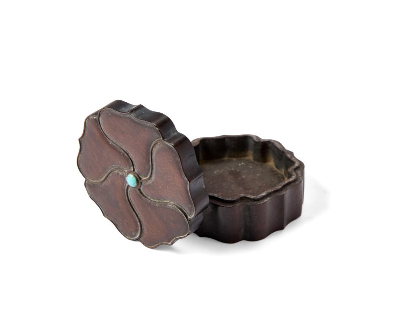 清十八/十九世紀 紫檀嵌綠松石花形蓋盒 | A Chinese zitan turquoise-inlaid 'floral' scholar's box and cover - 图3
