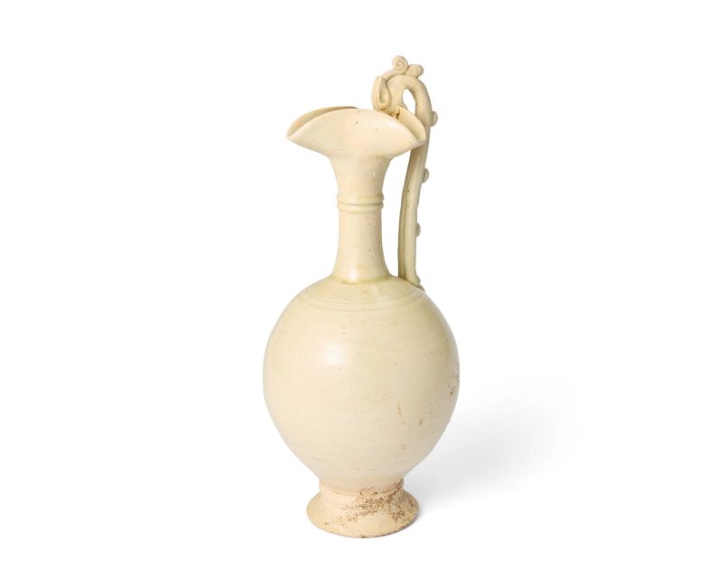 唐早期 白釉龍柄執壺 | A Chinese white-glazed ewer - 图1