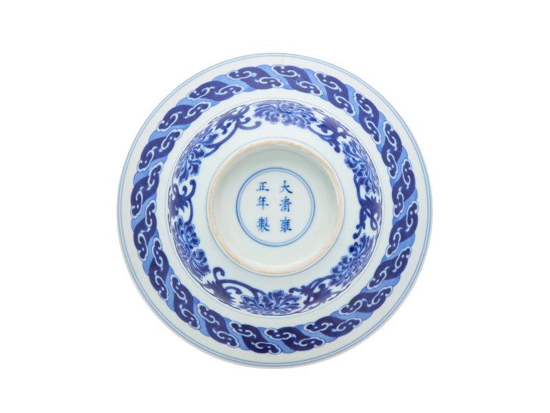 清雍正 青花纏枝蓮紋折腰碗，青花楷書「大清雍正年製」款 | A Chinese blue and white ‘lotus’ ogee bowl - 图2
