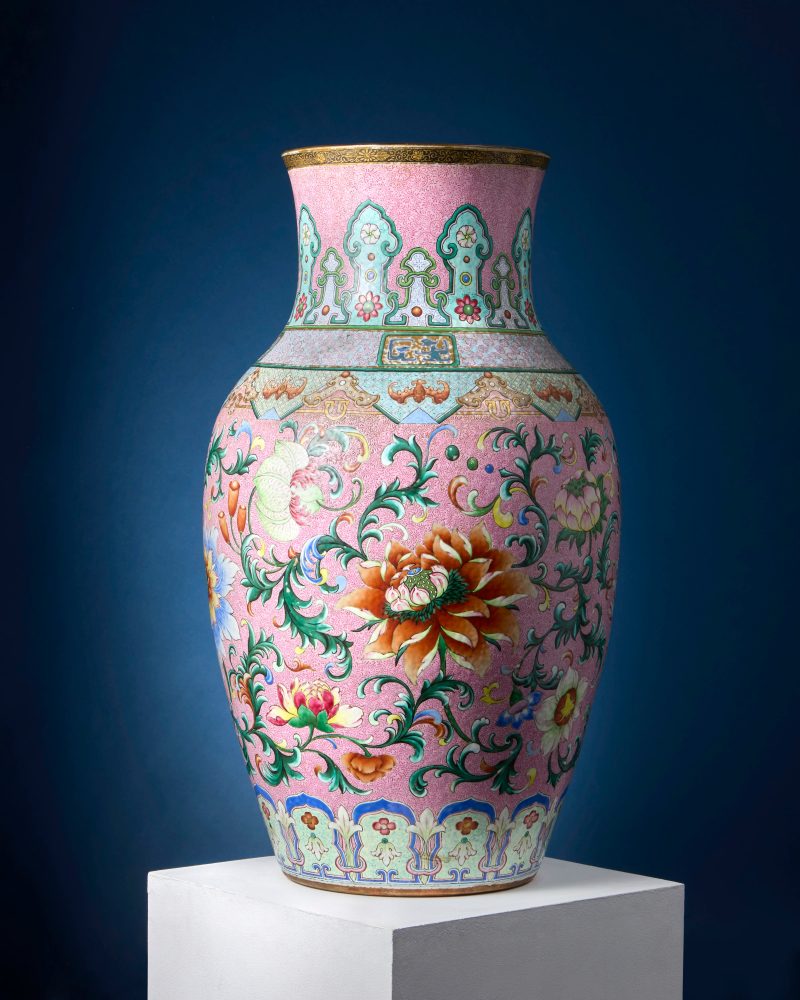 清乾隆/嘉慶 粉地洋彩洋花大瓶 | A rare and magnificent Chinese 'yangcai' famille rose baluster vase of massive proportions - 图7